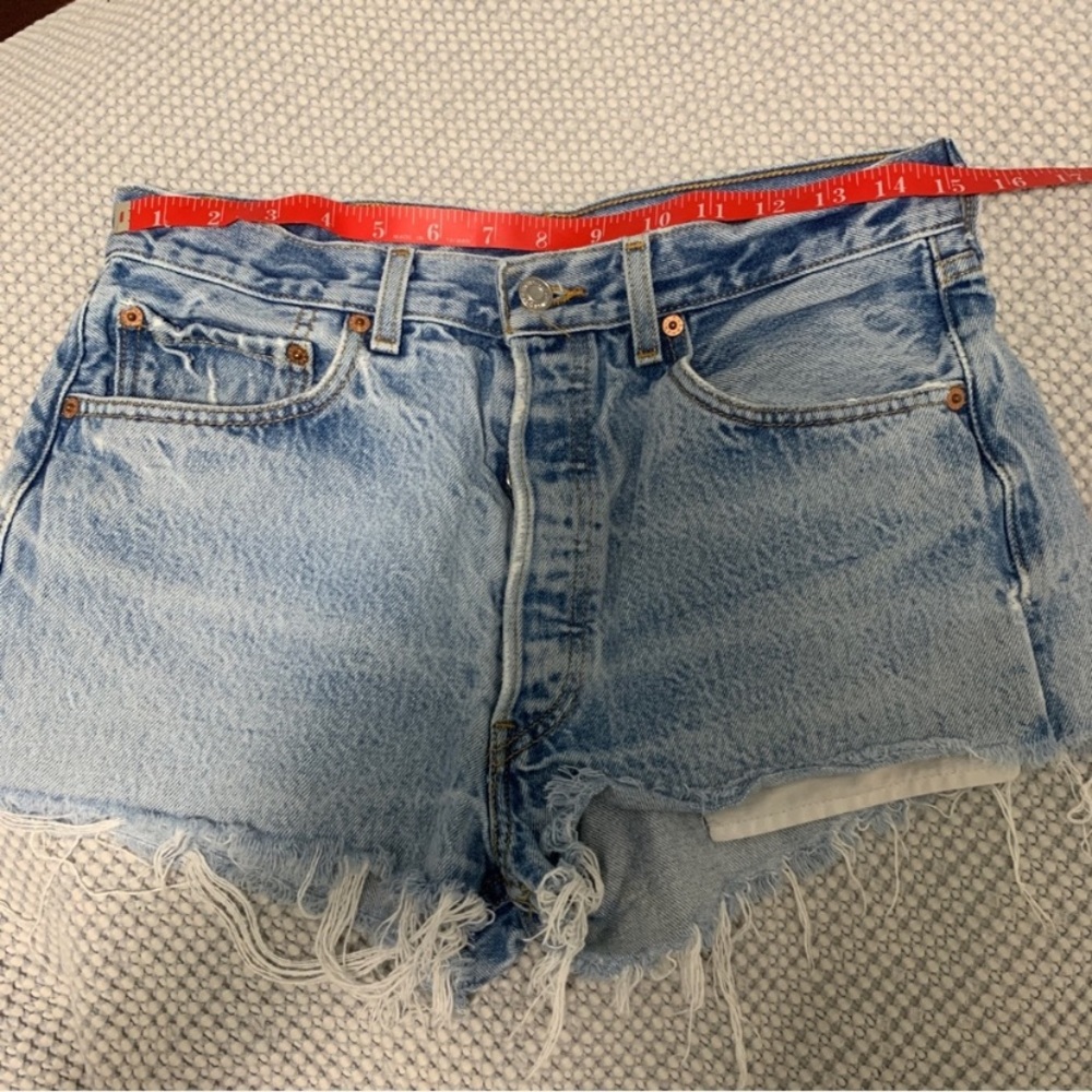 Vintage Levi’s Shorts - Picture 2 of 6